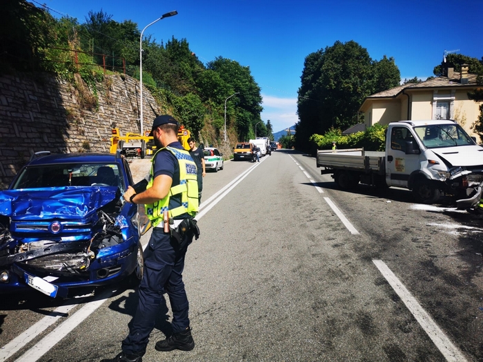Frontale tra un autocarro e un'utilitaria sulla ss34: due feriti lievi