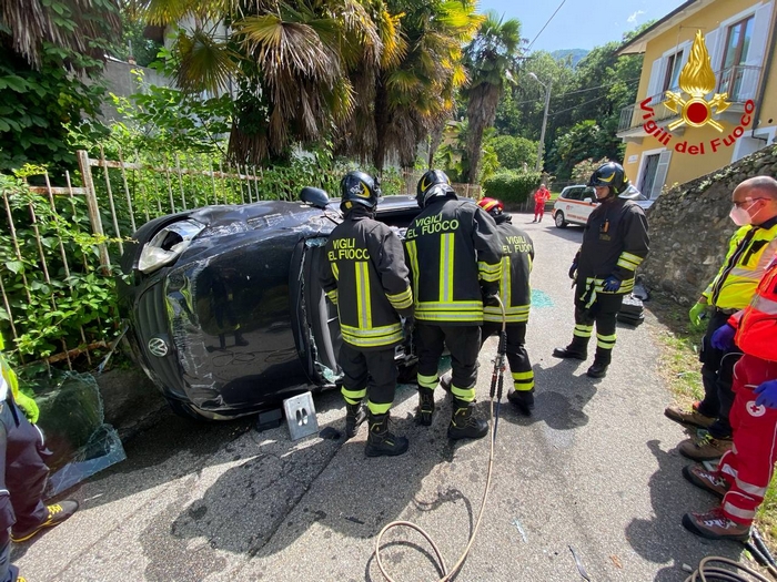 Si ribalta con l'auto e resta incastrato nell'abitacolo: salvato dai vigili del fuoco