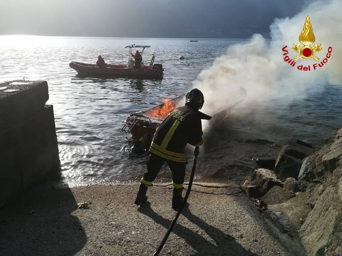 Fiamme al motore della barca, 19enne ustionato