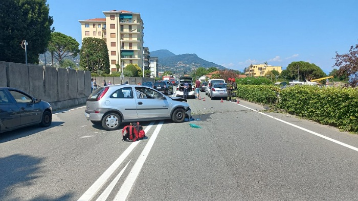 Sbanda e si schianta contro il guardrail