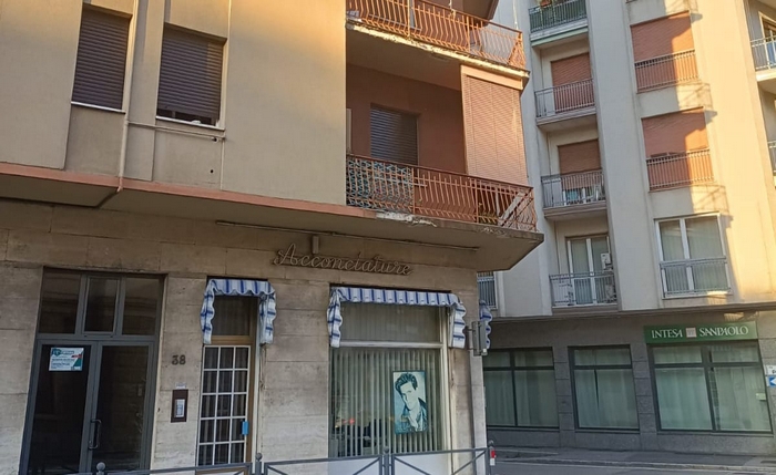 Piovono calcinacci sulla strada: intervento dei vigili del fuoco e ordinanza di messa in sicurezza