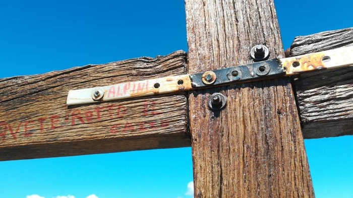 Vandali in quota: danneggiamento e scritte ingiuriose contro gli Alpini