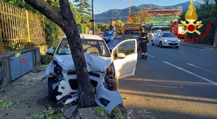Ventenne esce di strada e si schianta con l'auto su un albero dell'allea