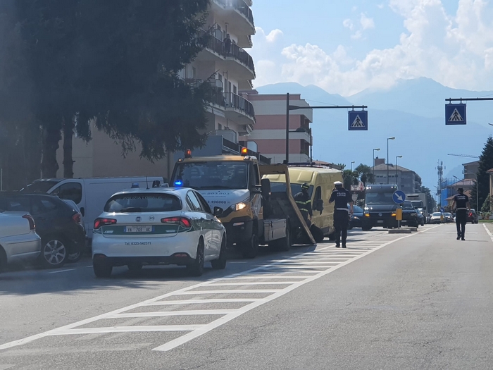 Furgone urta l’isola spartitraffico e perde olio sulla statale