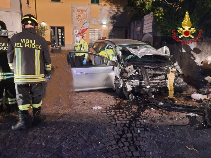 Si schianta con l’auto contro un muro, morto 35enne