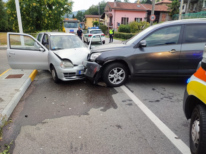 Mancata precedenza al distributore, scontro frontale e donna ferita