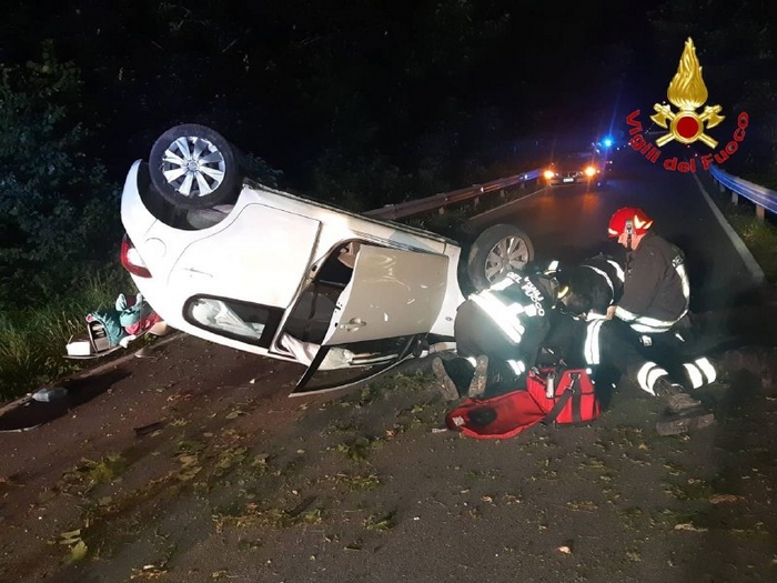 Neopatentato si cappotta con l'auto