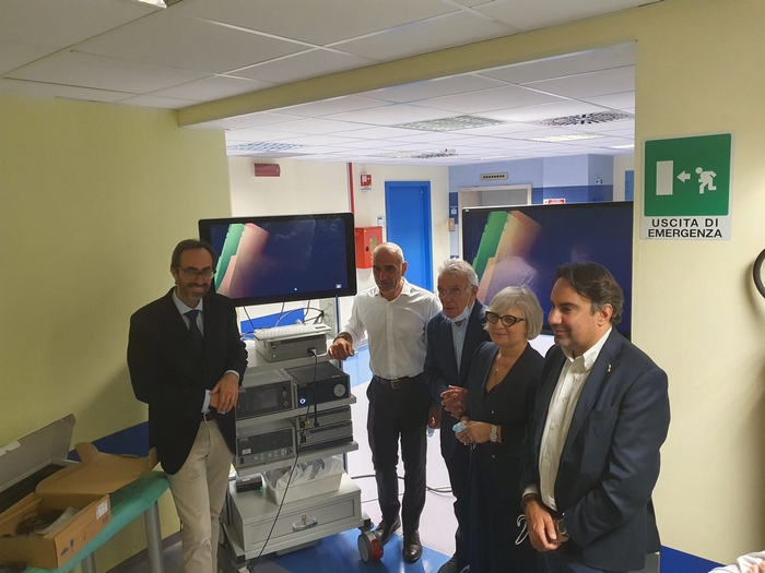 Chirurgia in 3D ad alta definizione, la Cusiana Metalli dona al “Castelli” un apparecchio all’avanguardia