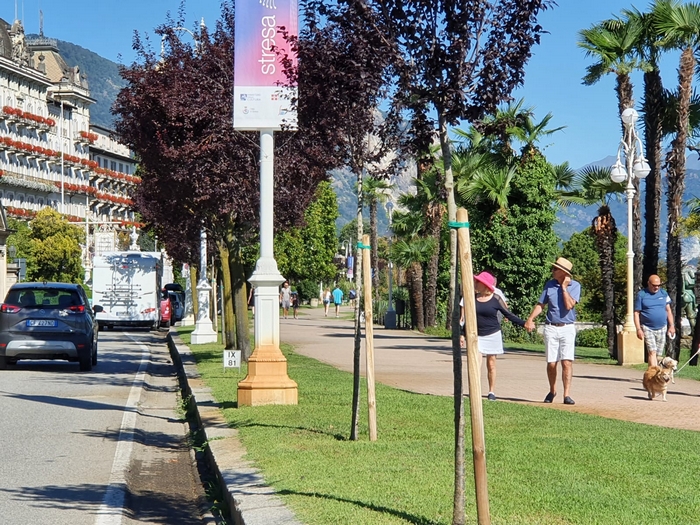 Il nuovo impianto di irrigazione arruginisce monumenti e illuminazione: polemiche a Stresa