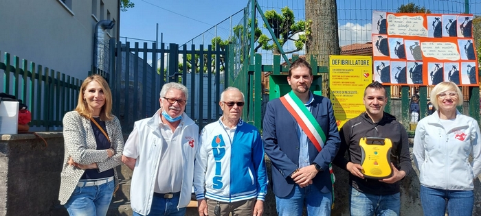 Il Cantante della Solidarietà e Avis donano un defibrillatore alle elementari di Feriolo