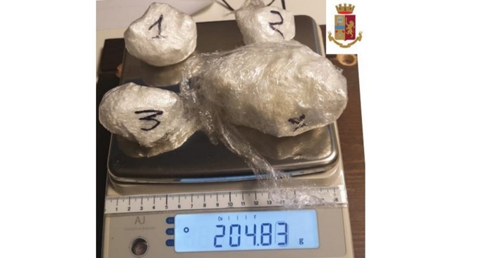 Corriere della droga arrestato con due etti di cocaina