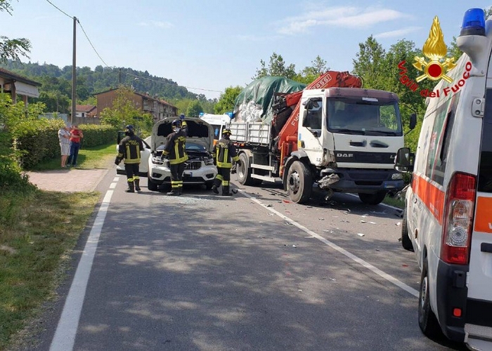 Incidente tra camion e due auto: sei feriti lievi tra cui una bambina
