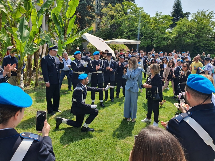 Giuramento a sorpresa: la proposta di matrimonio dell’agente di polizia penitenziaria