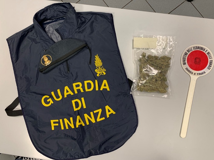 Sul bus per la Svizzera con un etto di marijuana nello zaino: 50enne denunciato