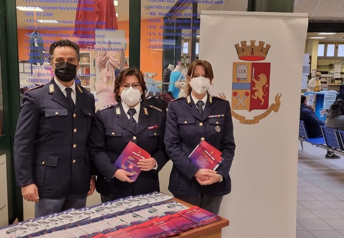 Polizia contro la violenza di genere, al Castelli un punto informativo per l'8 marzo