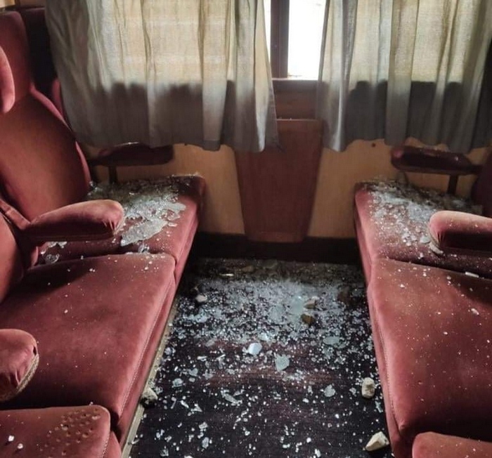 Vandali prendono a sassate il treno storico appena restaurato
