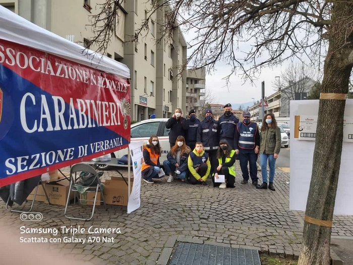 I volontari dell'associazione Carabinieri raccolgono cibo per i profughi ucraini