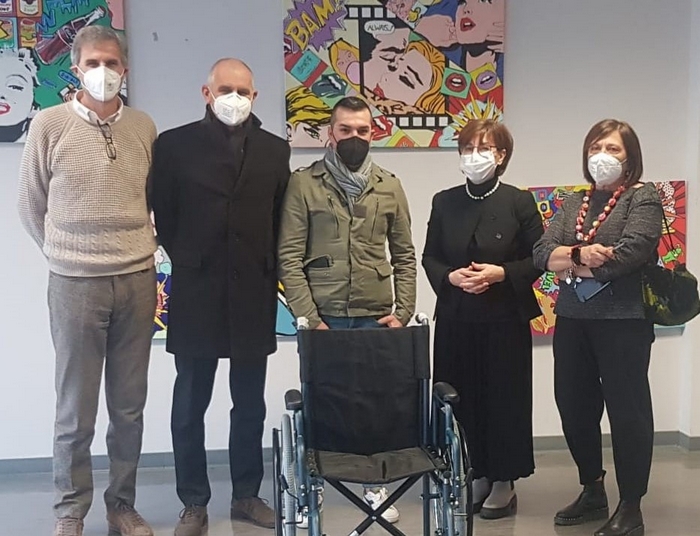 Il Cantante della solidarietà e gli ex alunni donano una carrozzina al liceo ”Gobetti”