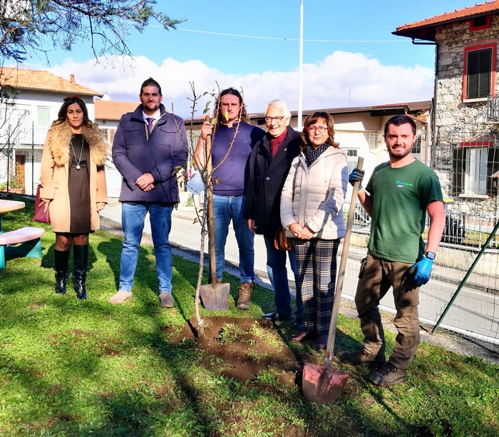 La "mano verde" tesa dai Lions agli alunni della materna di Baveno