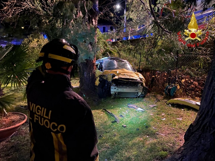 L’auto sfonda guardrail e recinzione e piomba nel giardino d’una villa