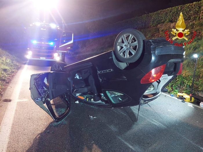 Carambola tra auto con cappottamento, tre donne lievemente ferite