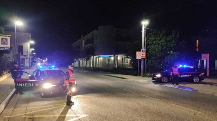 Ubriaco al volante si schianta contro un muretto e cerca di nascondersi in un parcheggio