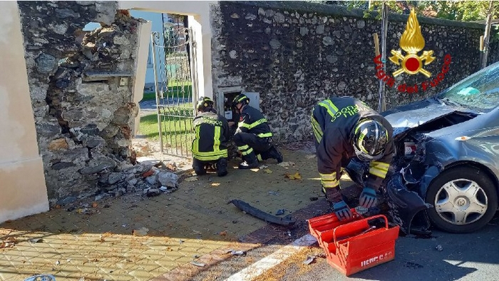 Fuoristrada con l’auto sfonda muro, cancello e danneggia il contatore del gas