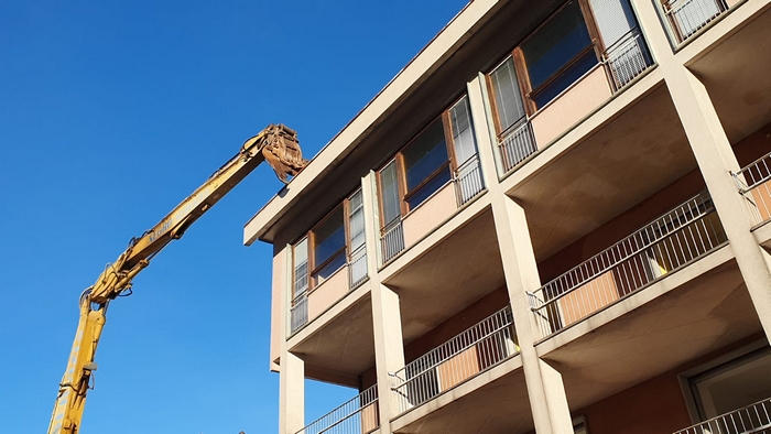 Va giù il vecchio Alberghiero “Maggia” (foto)