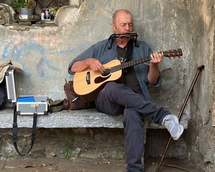 Verbania dice addio a Mario Bartoli, l'"harmonicaman"