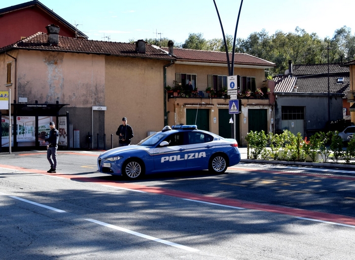 Lo cercano perché guida senza patente e lo trovano con la droga