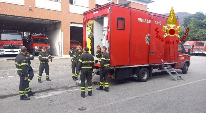 I vigili del fuoco simulano la decontaminazione d’un pacco radioattivo (foto)