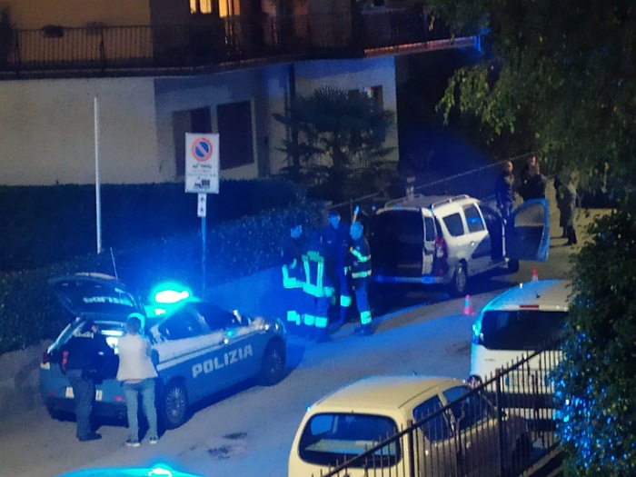 Principio d'incendio all'auto parcheggiata in strada