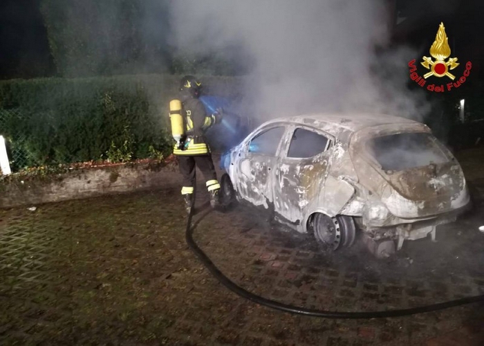 Auto in sosta distrutta dalle fiamme
