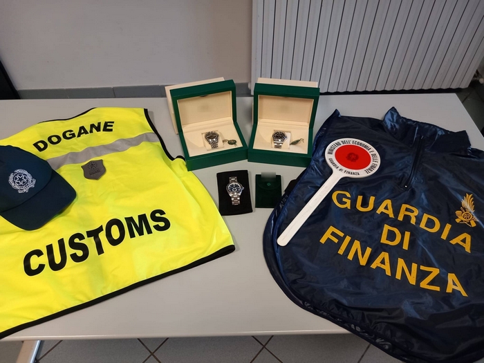 Orologi di lusso non dichiarati in dogana: due nei guai