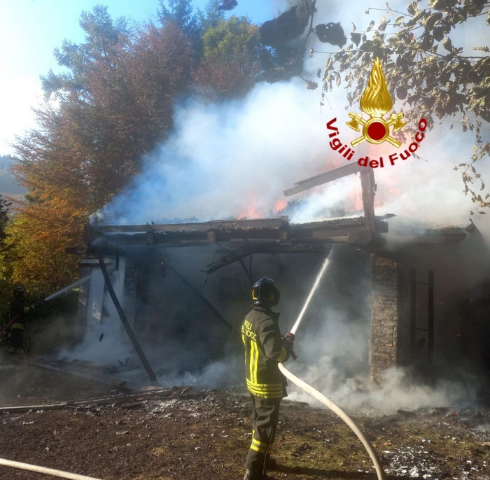 Casa di villeggiatura di due piani distrutta dalle fiamme