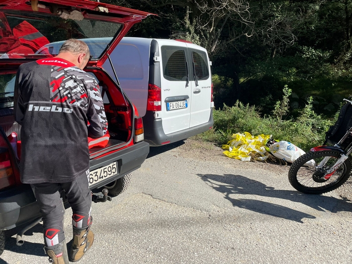 Motocicletta e motosega: i volontari del Sogit puliscono i sentieri