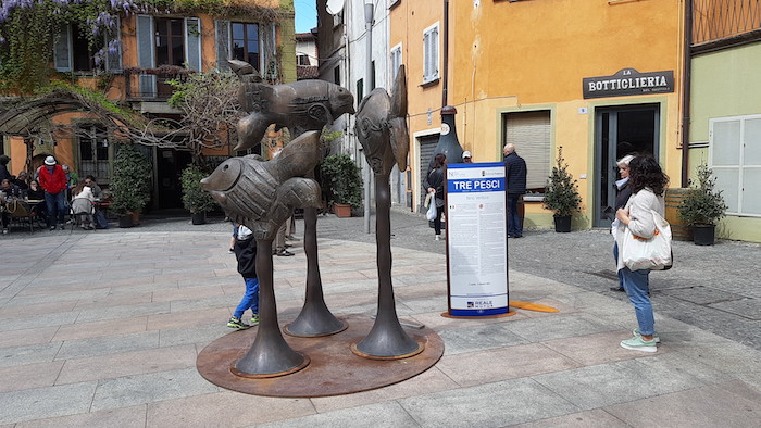 I "Tre pesci" di Nino Ventura restino in piazza Castello: la richiesta di cento cittadini