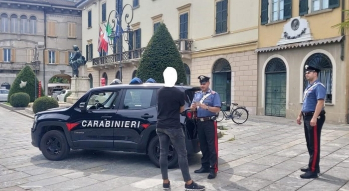 Turisti molesti strappano il telefono al residente che voleva riprenderli