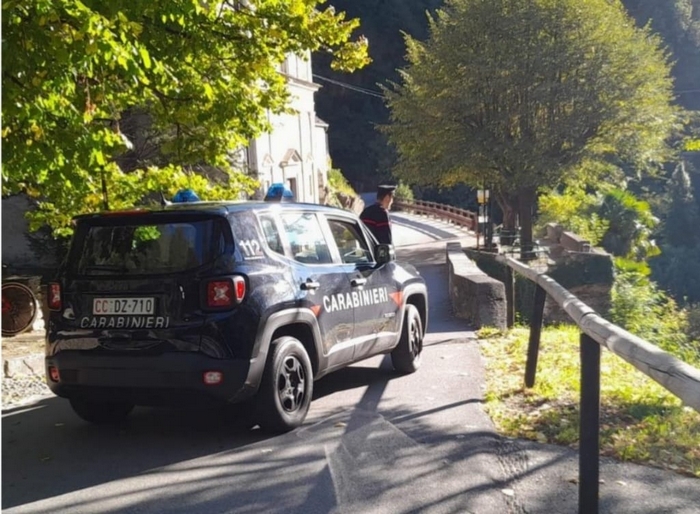 Tenta di suicidarsi gettandosi dal ponte, salvato dai carabinieri