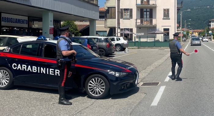 Vandali al parcheggio dell'ospedale, arrivano i carabinieri e uno li aggredisce: arrestato