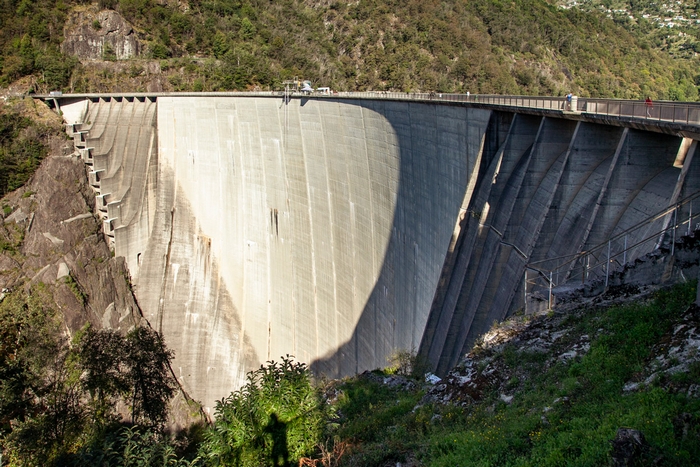 La diga della Verzasca "palestra" della sfida estrema di free climbing marchiata Red Bull