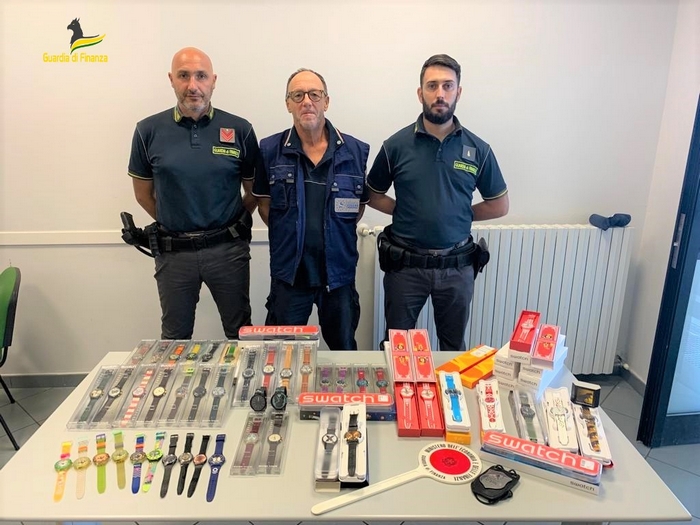 Non dichiara in Dogana la collezione di Swatch: 32enne sanzionato. Sequestrati 57 orologi
