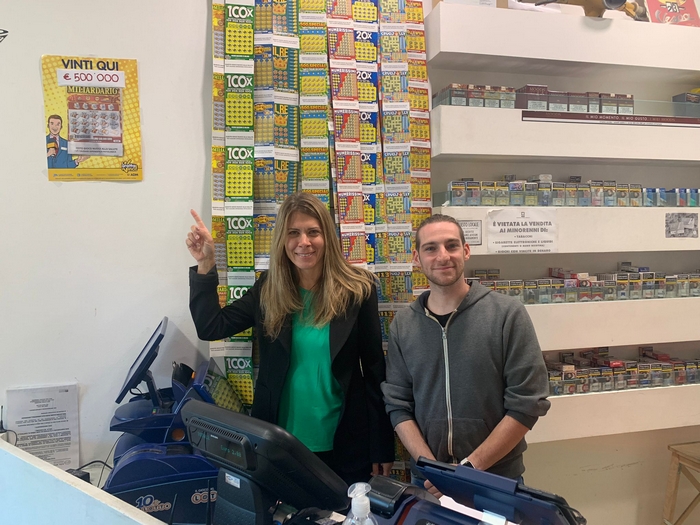 Turista vince mezzo milione con un “gratta e vinci”