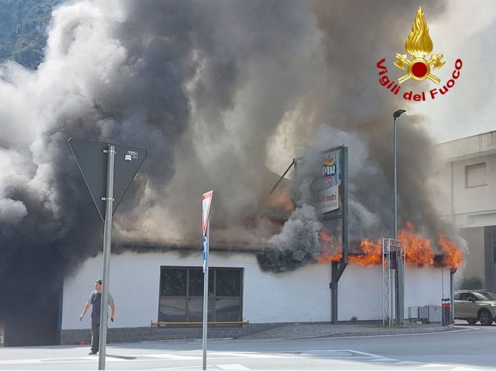 Il fuoco distrugge un'autofficina (foto)
