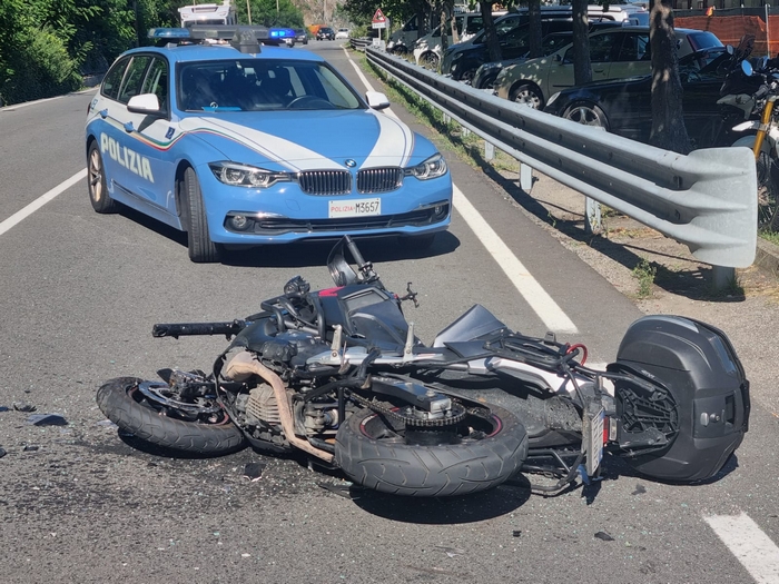 Scontro auto-moto, coppia di centauri in ospedale (foto)