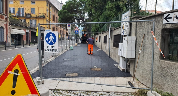 Manutenzione "fuori stagione": caos per i lavori al marciapiede davanti alle scuole