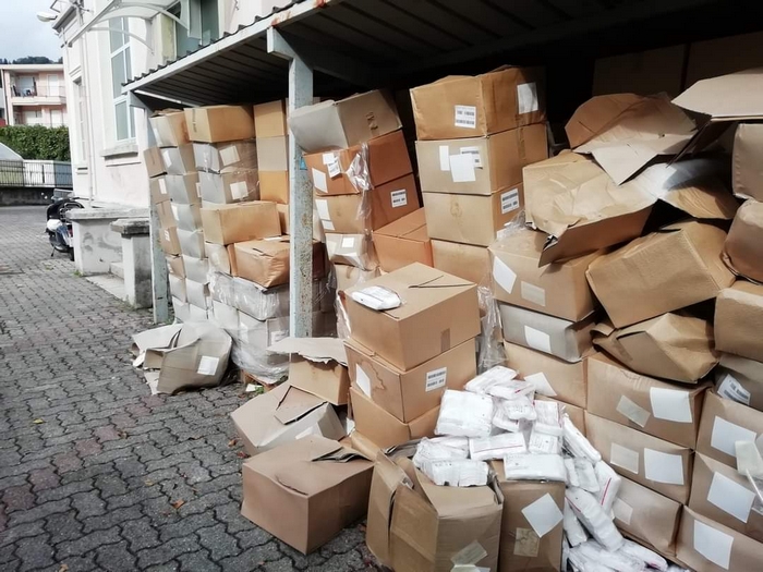 Mascherine abbandonate nel cortile della scuola