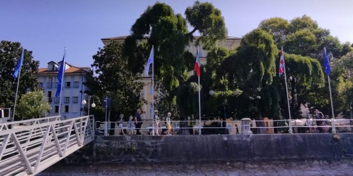 Bandiere di benvenuto turistico donate da Federalberghi