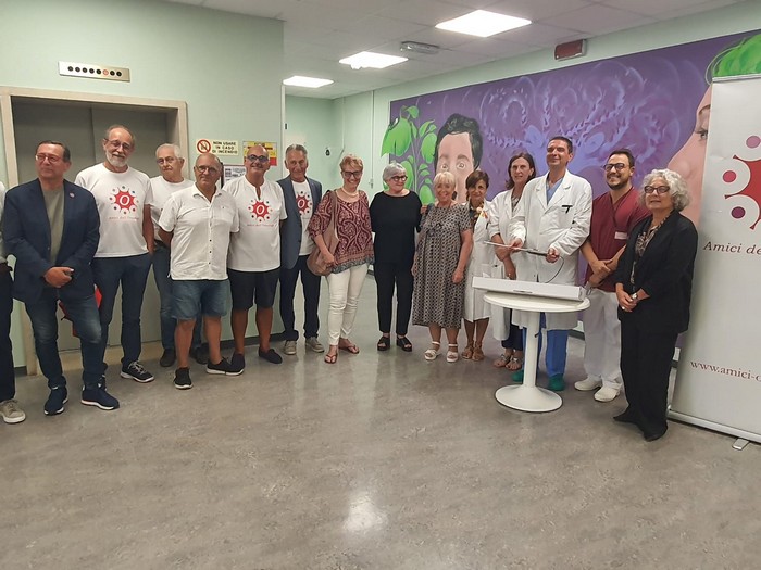 Un laparascopio in 4D e una panchina rossa donati dagli Amici dell'oncologia