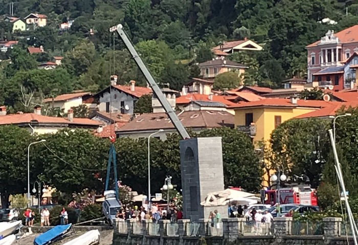 Auto in sosta "scivola" nel lago (foto)